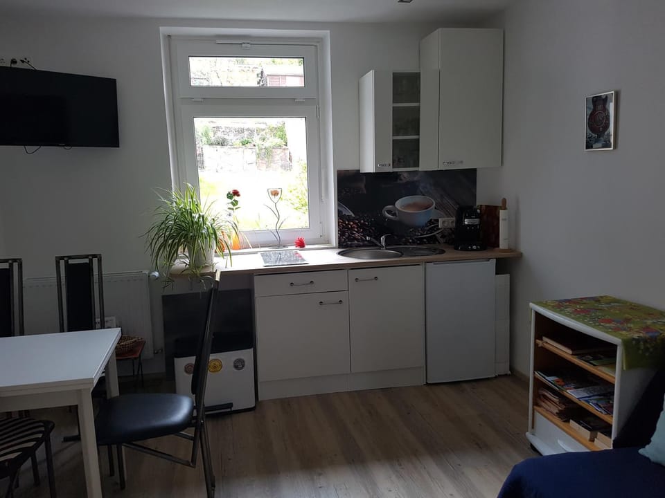 Kitchen or kitchenette, Seating area, Dining area