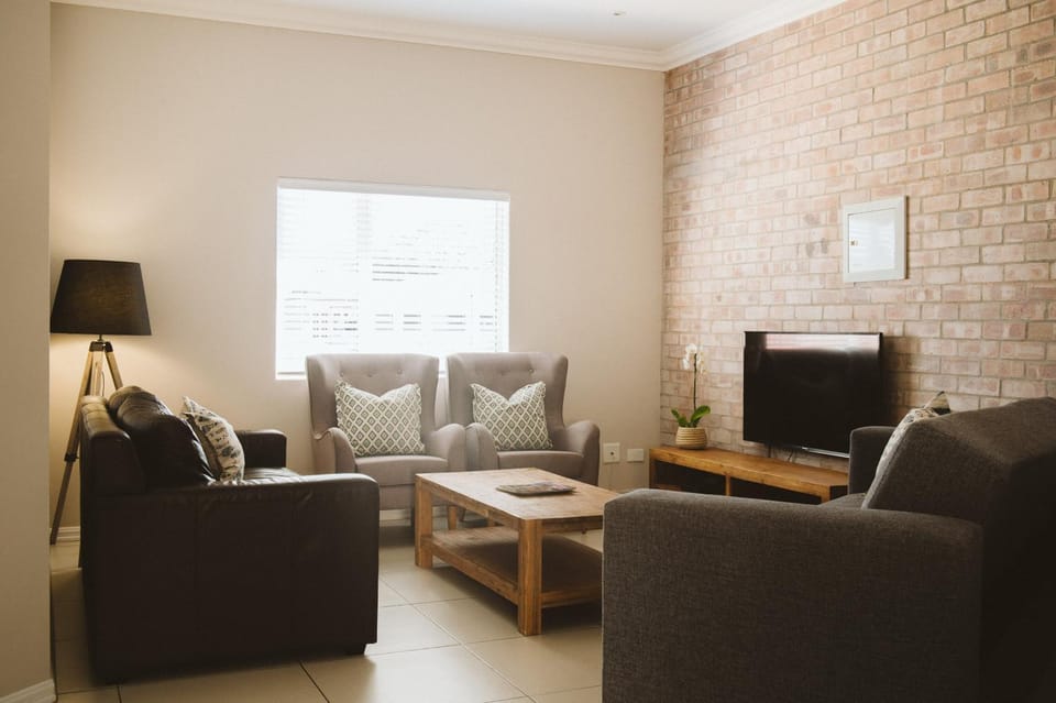 Communal lounge/ TV room, TV and multimedia, Living room, Seating area, Evening entertainment