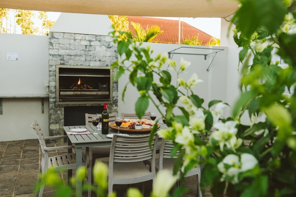 BBQ facilities, Dining area, Inner courtyard view