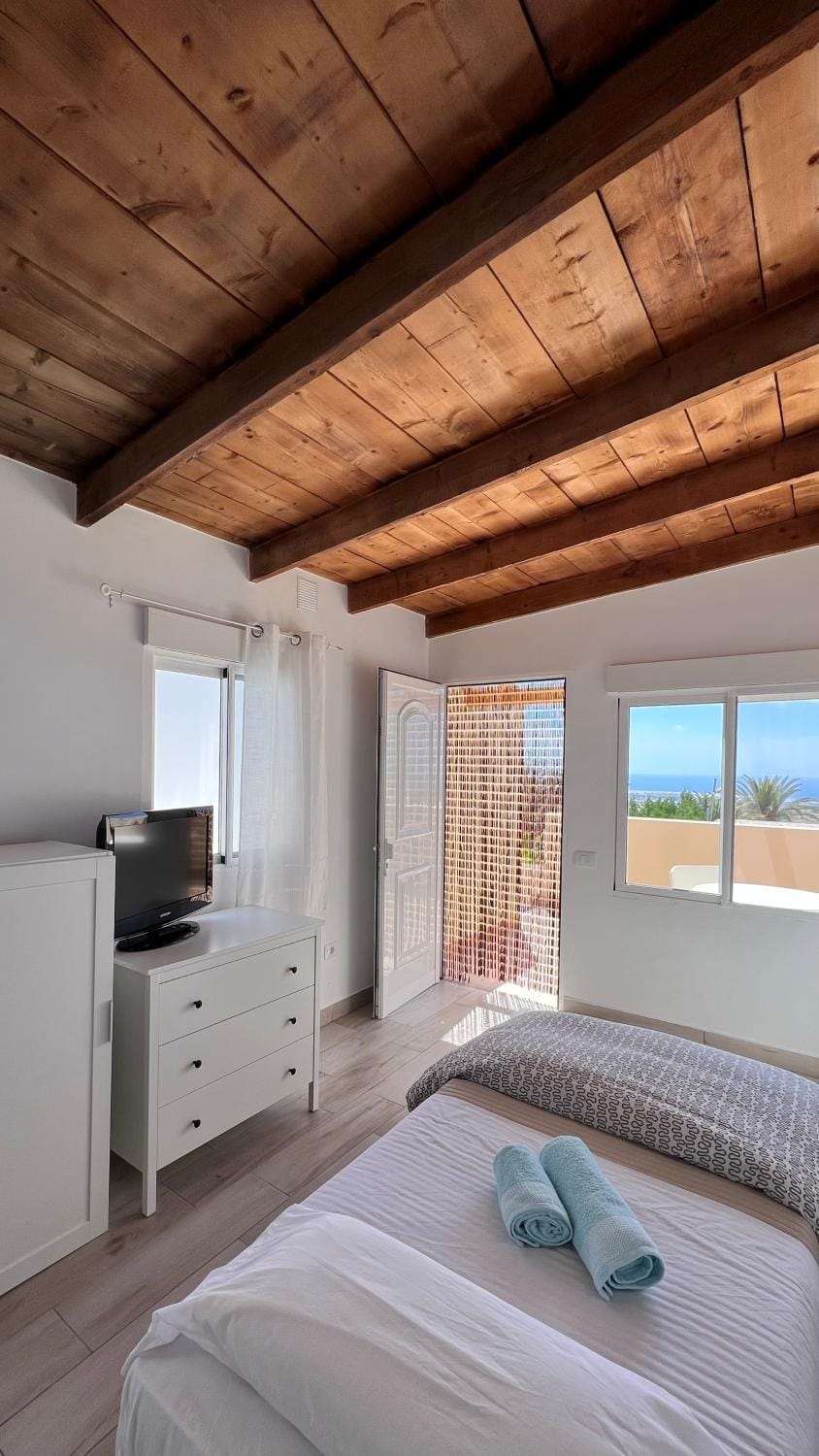 Bed, TV and multimedia, Bedroom, towels