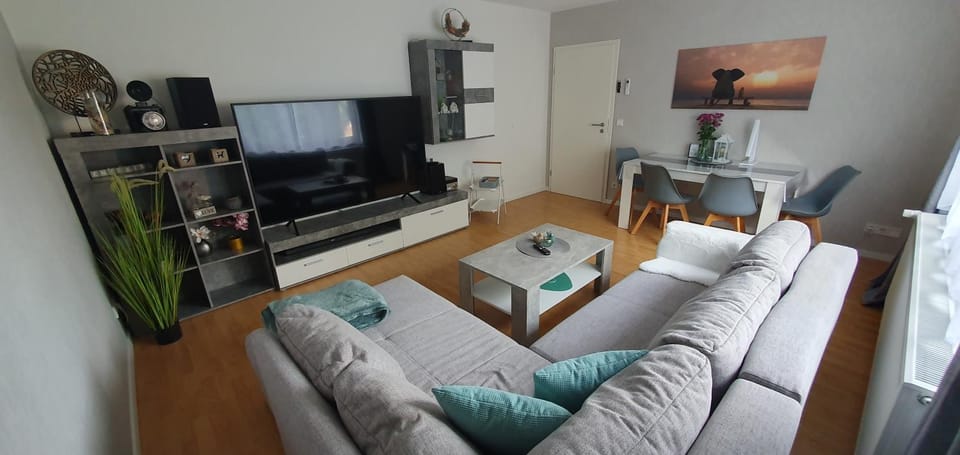 TV and multimedia, Living room, Seating area, Evening entertainment