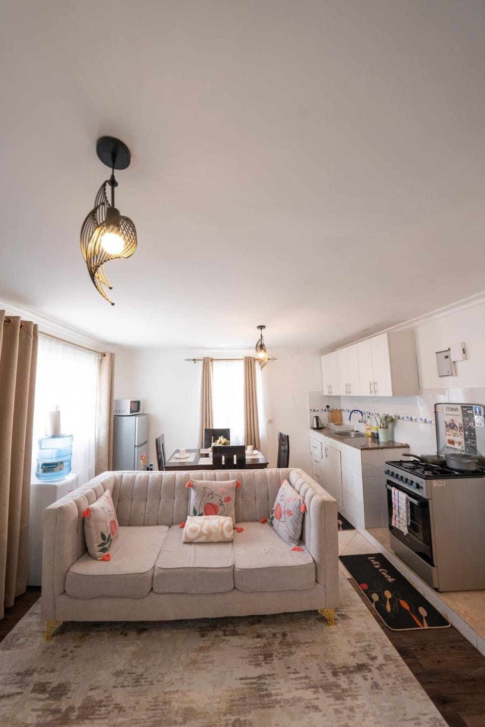Kitchen or kitchenette, Seating area, Dining area, oven