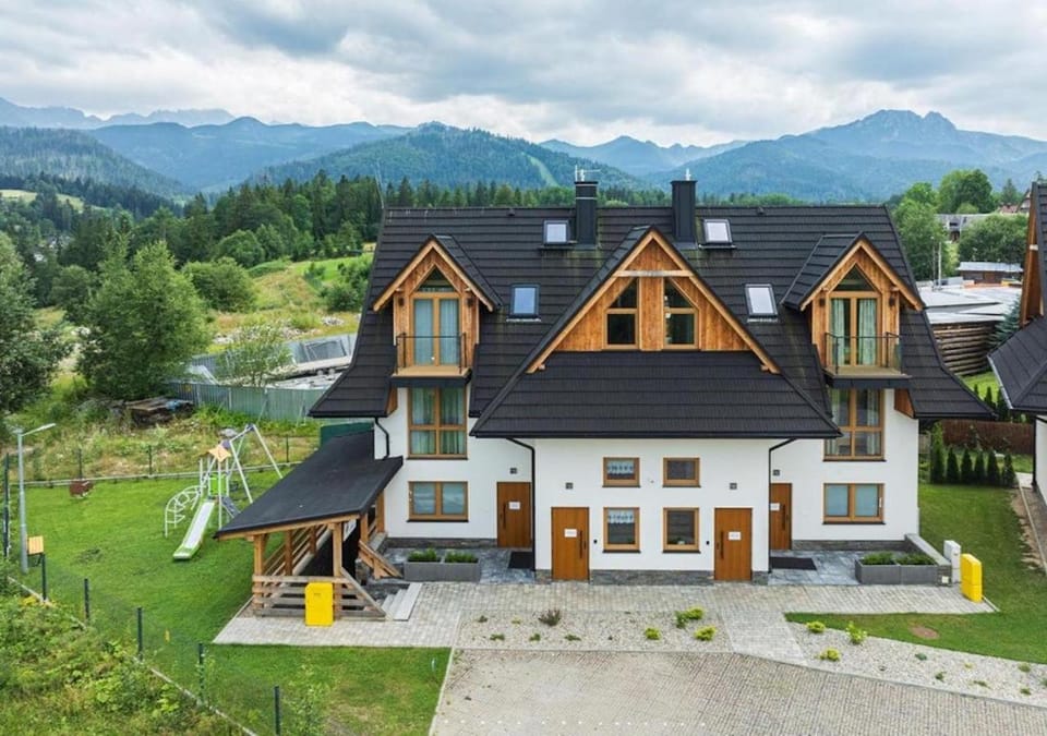 Property building, Spring, Day, Natural landscape, Garden, Garden view, Mountain view