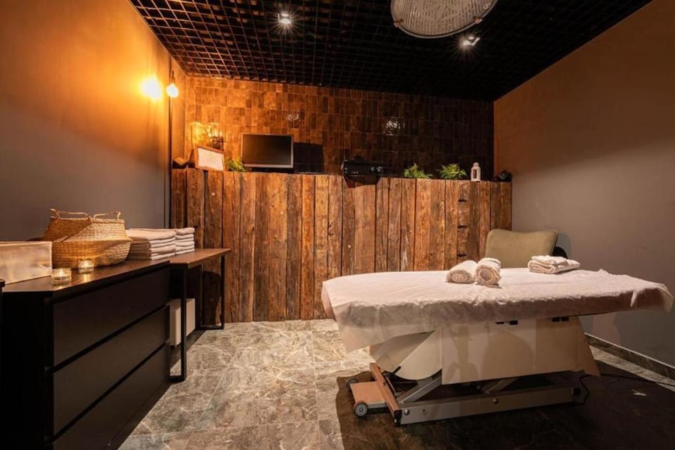 Bed, Massage, Spa and wellness centre/facilities, Food and drinks, Photo of the whole room, Bedroom, Food