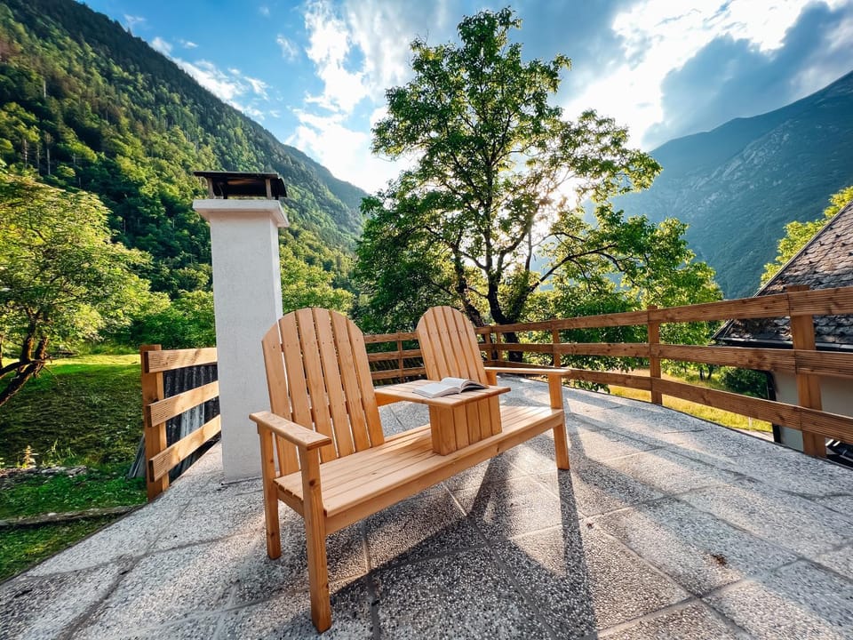 Patio, Patio, Nearby landmark, Day, Natural landscape, Mountain view