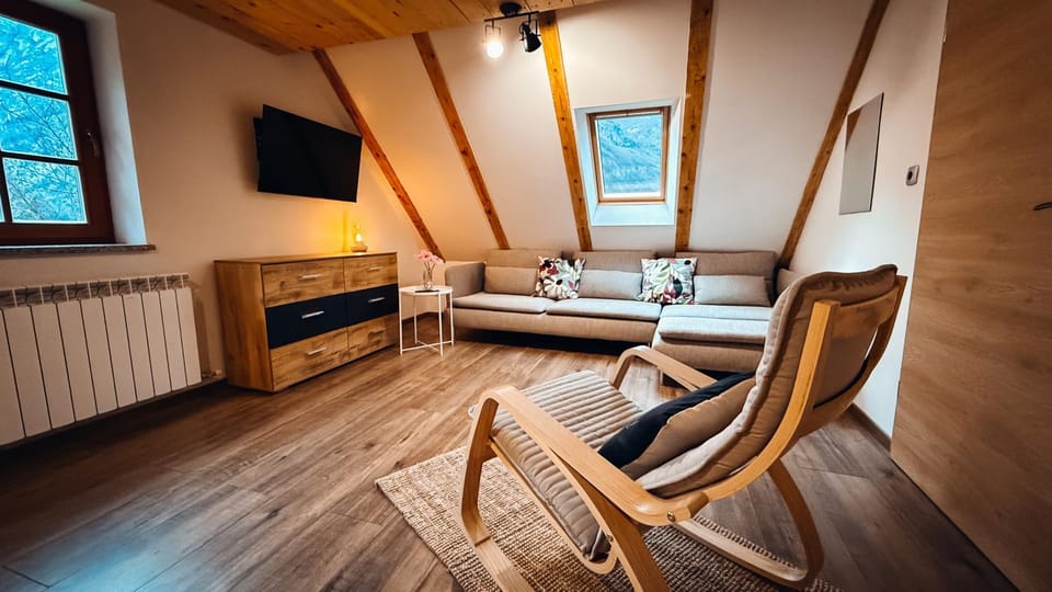 Communal lounge/ TV room, TV and multimedia, Living room, Seating area, internet