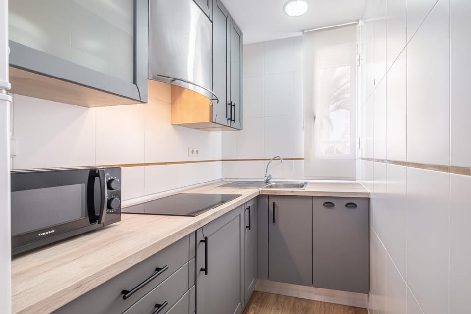 Kitchen or kitchenette, minibar, stove
