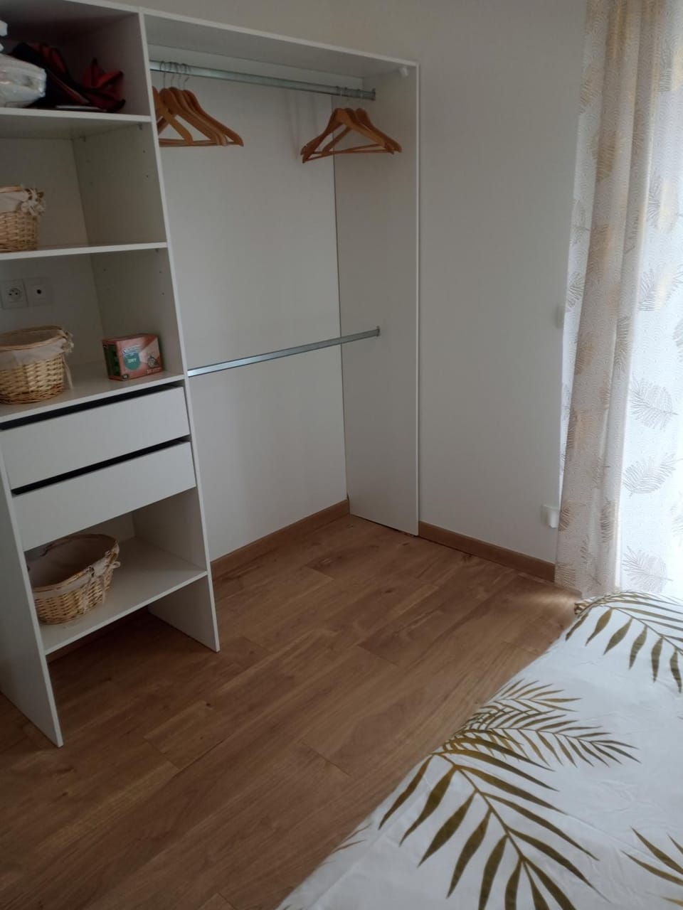Photo of the whole room, Bedroom, wardrobe
