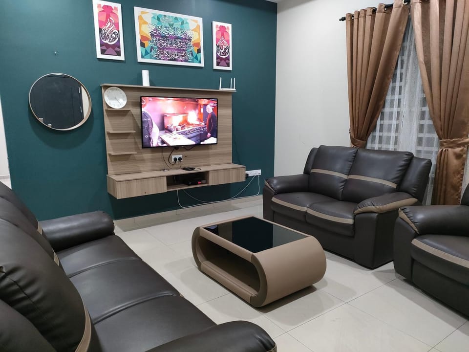 Communal lounge/ TV room, TV and multimedia, Living room, Seating area, Evening entertainment