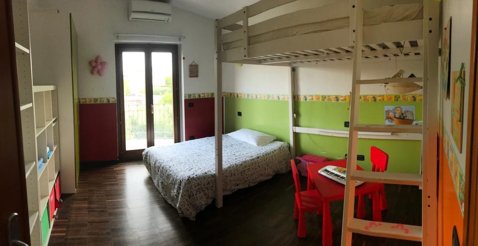 Bedroom, bunk bed