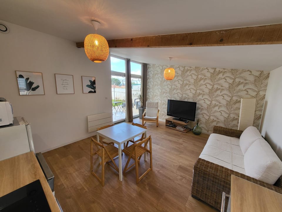 TV and multimedia, Living room, Dining area