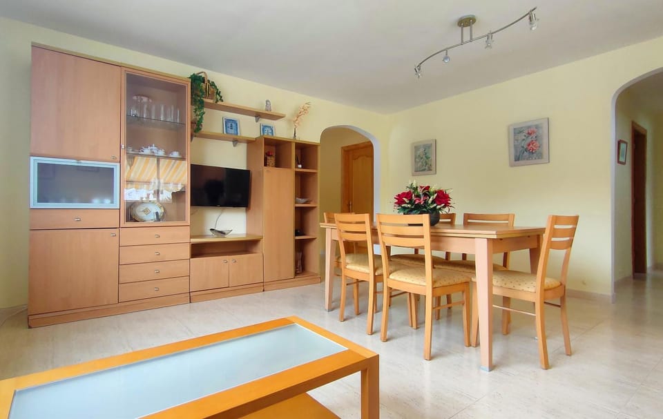 TV and multimedia, Living room, Seating area, Dining area