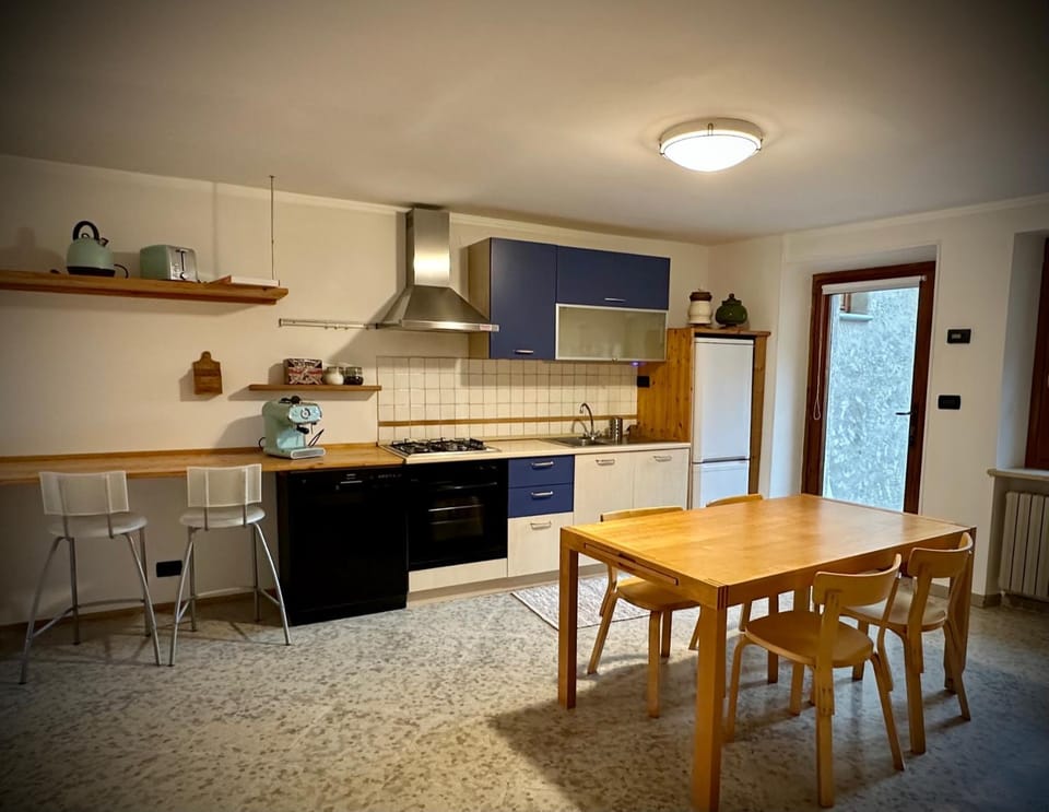 Kitchen or kitchenette, Seating area, Dining area, dishwasher, pet friendly, stove