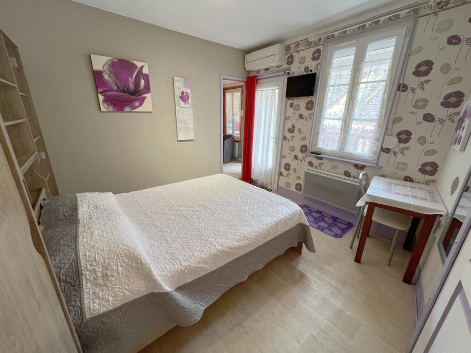 Bed, TV and multimedia, Photo of the whole room, Bedroom, hair dresser