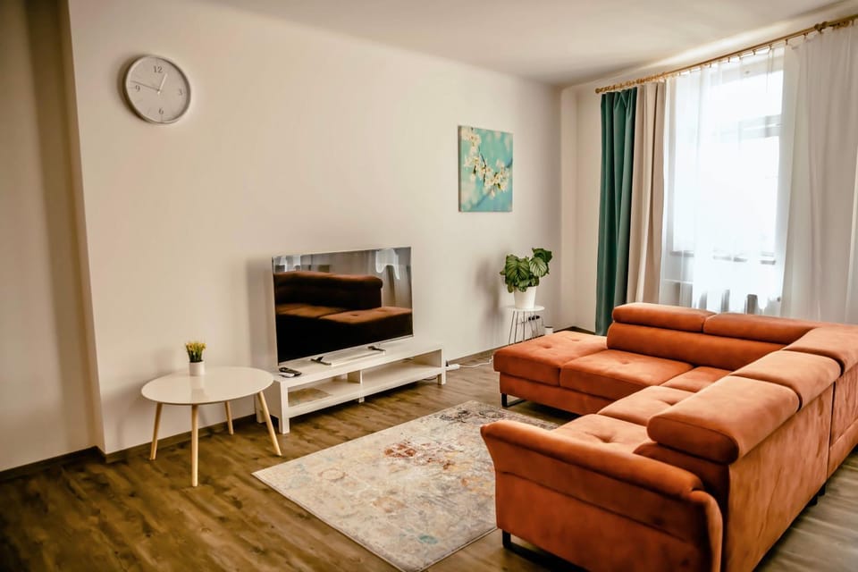 TV and multimedia, Living room, Seating area, Evening entertainment