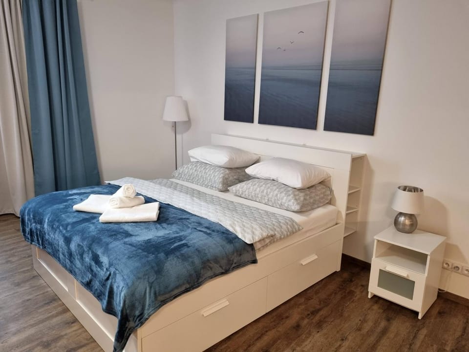 Bed, Bedroom, towels