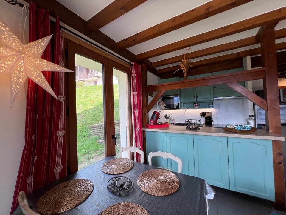 Kitchen or kitchenette, Dining area, stove