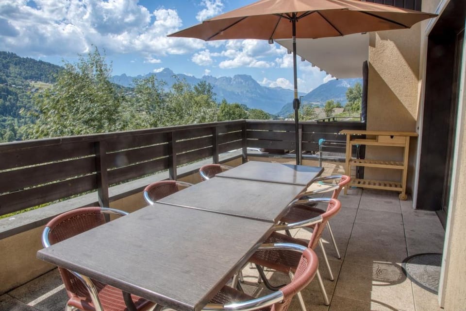 Natural landscape, View (from property/room), Balcony/Terrace, Dining area, Mountain view