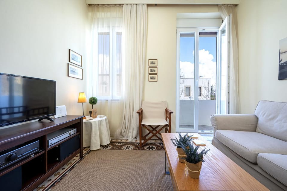 TV and multimedia, Living room, Seating area, Evening entertainment