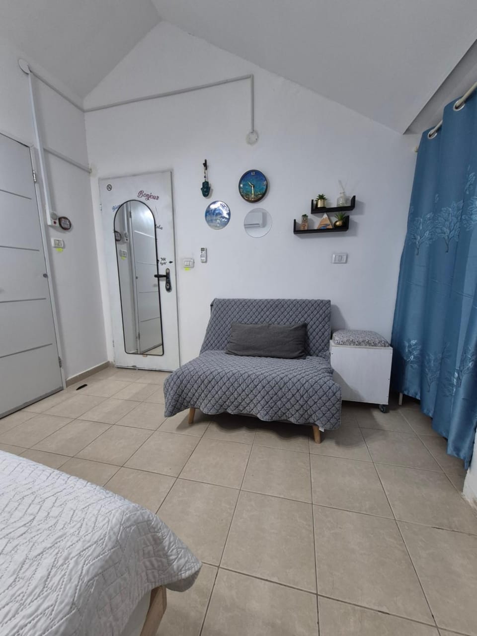 Bed, Seating area