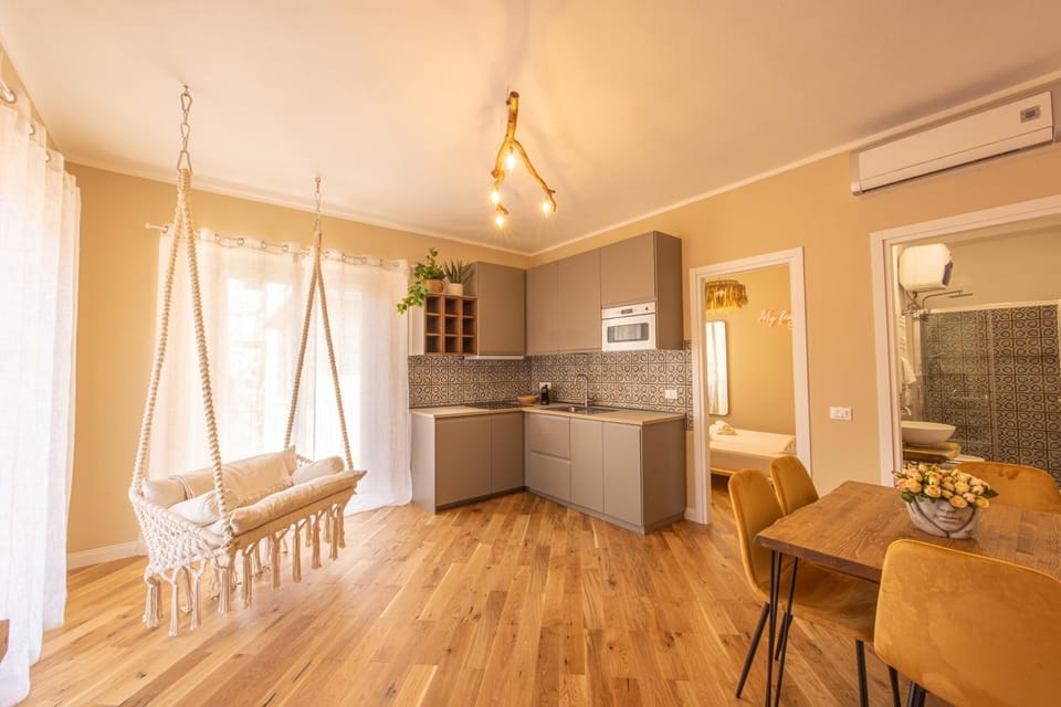 Kitchen or kitchenette, Living room, Seating area, Dining area, minibar, oven, air conditioner