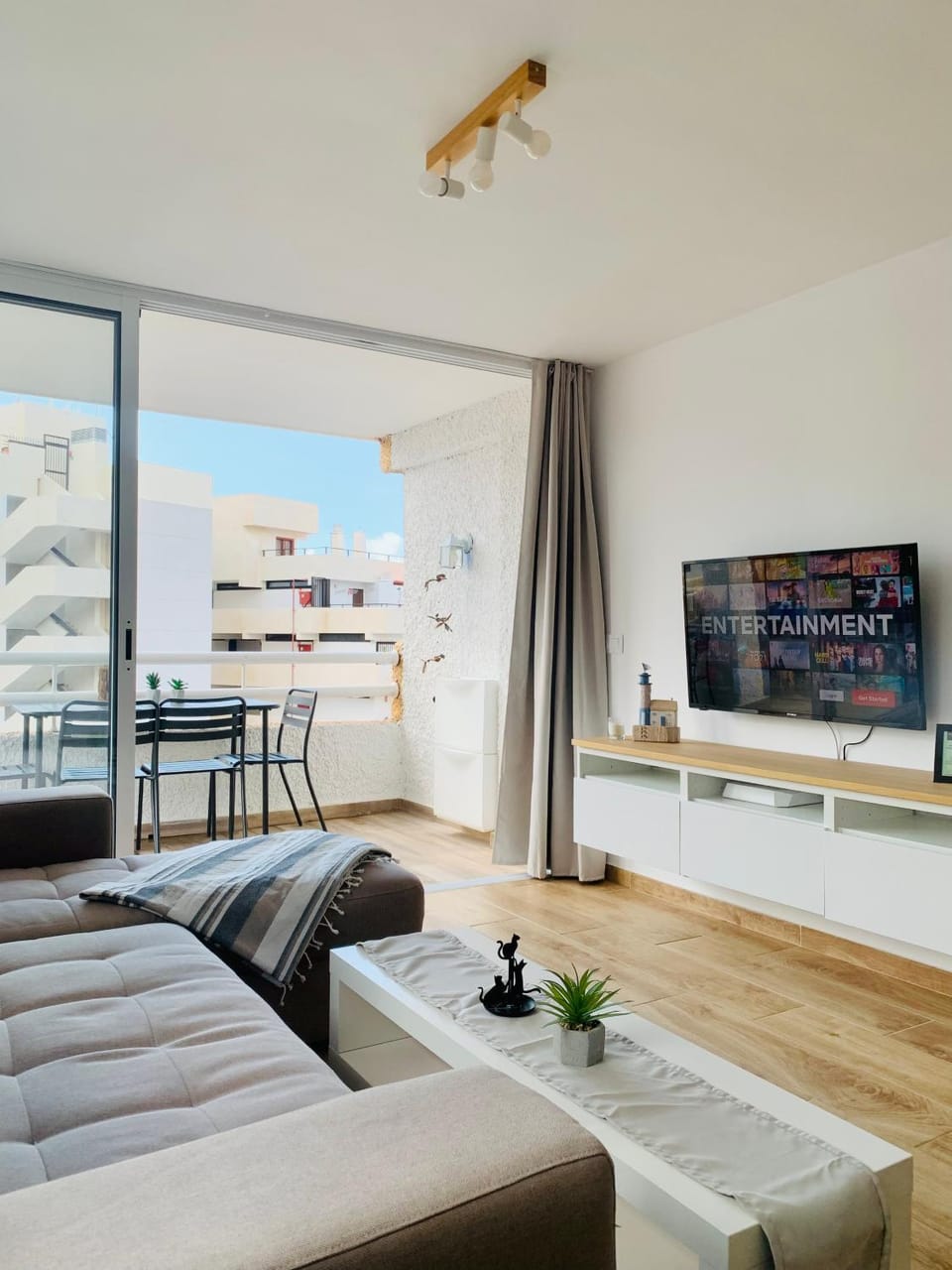 Communal lounge/ TV room, TV and multimedia, View (from property/room), Balcony/Terrace, Living room, Seating area, Evening entertainment