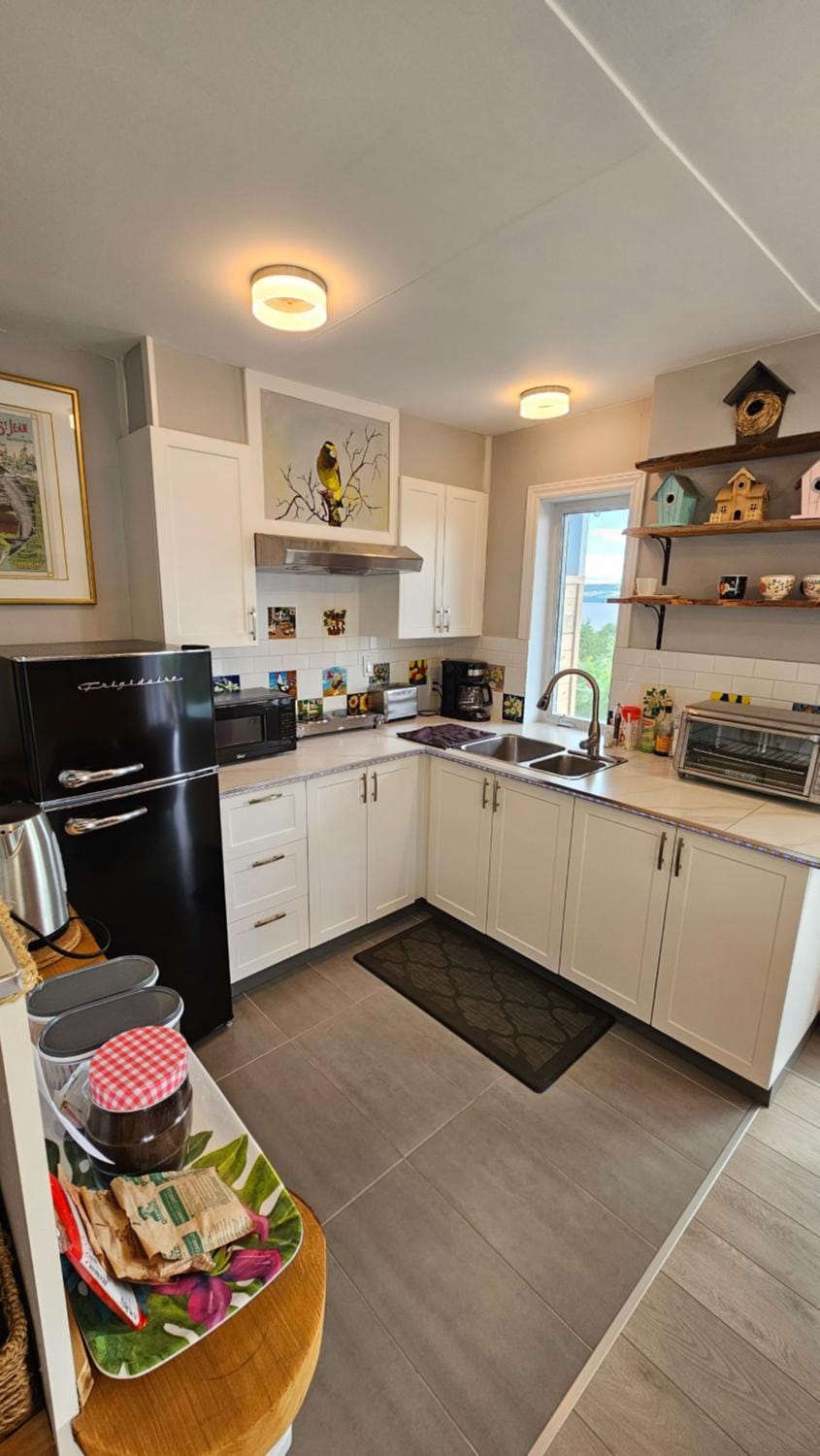 Coffee/tea facilities, Kitchen or kitchenette, Decorative detail, Dining area, Meals, kitchen