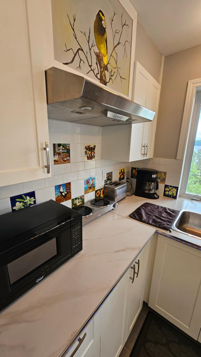 Coffee/tea facilities, Kitchen or kitchenette, Decorative detail, Dining area, Meals, kitchen
