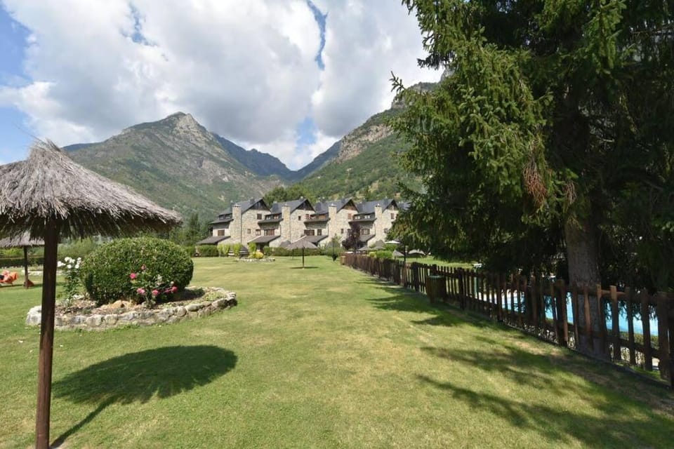 Acogedor apartamento de montaña con jardín y piscina - VU-HUESCA-23-182 Apartment in Catalonia