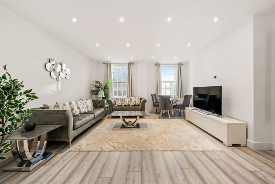 Communal lounge/ TV room, TV and multimedia, Living room, Seating area, Dining area, Evening entertainment