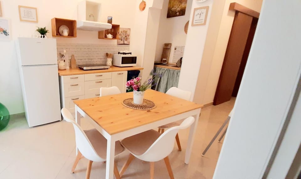Kitchen or kitchenette, Dining area, stove