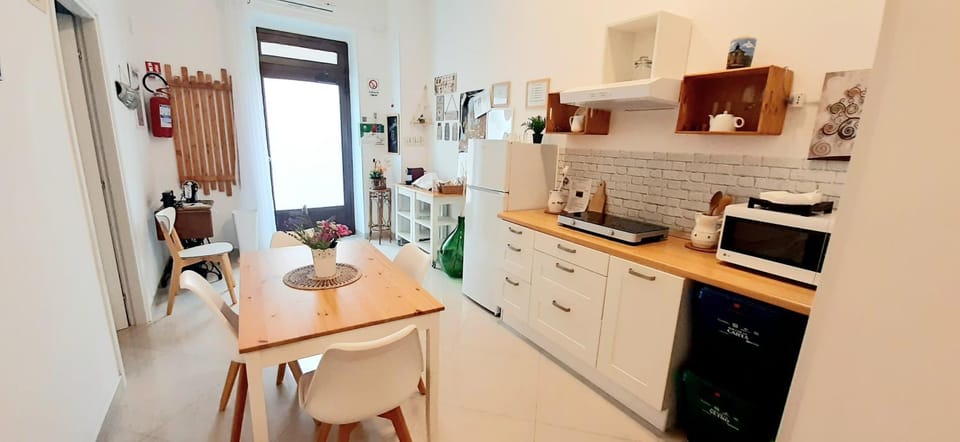 Coffee/tea facilities, Kitchen or kitchenette, Seating area, Dining area, stove
