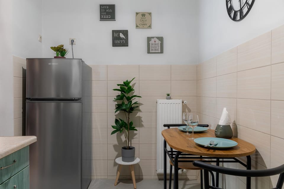 Kitchen or kitchenette, Dining area, minibar