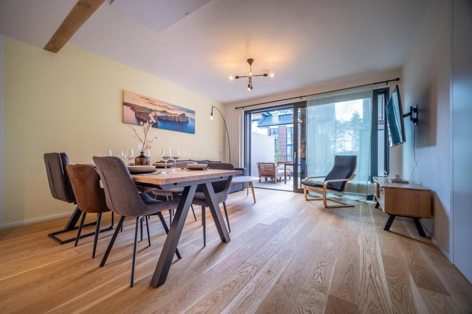 TV and multimedia, Living room, Seating area, Dining area