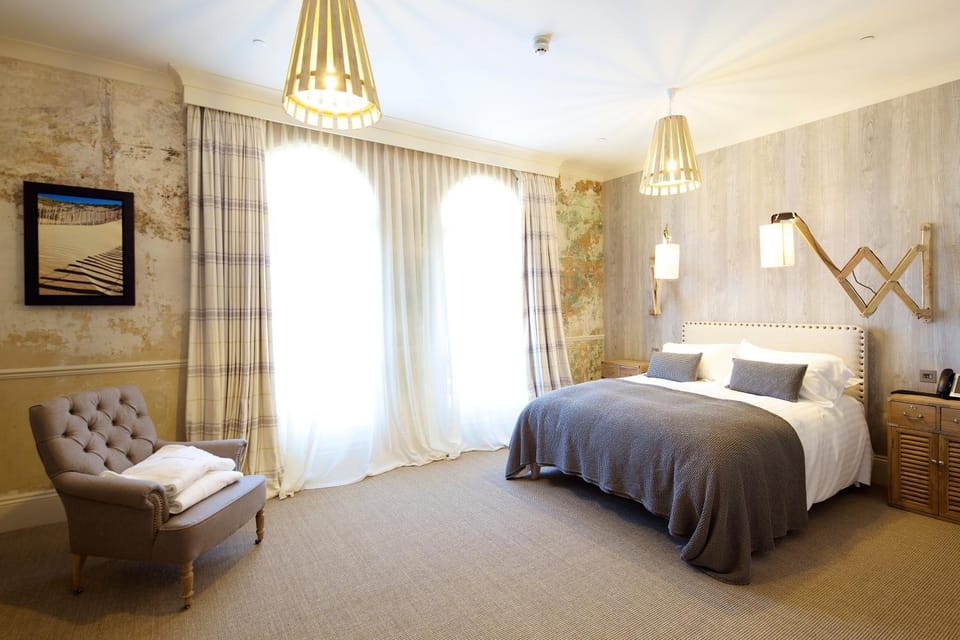 Bed, Photo of the whole room, Seating area, Bedroom