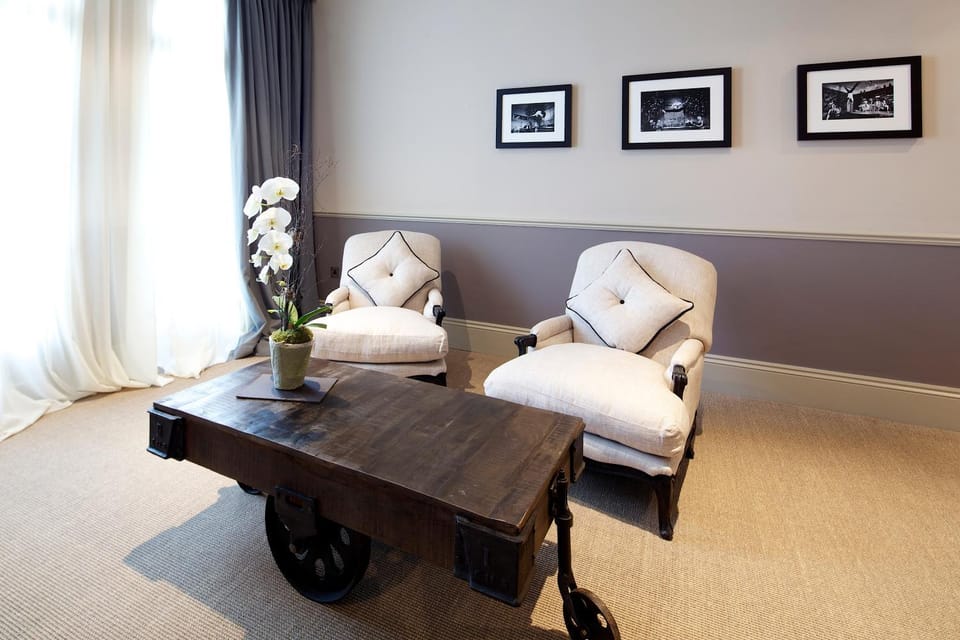 Living room, Seating area