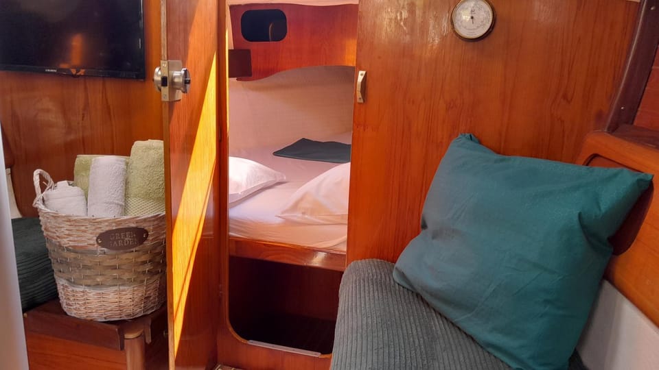 Seating area, Bedroom, towels
