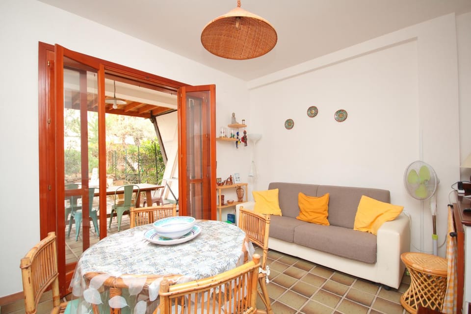 Day, Living room, Dining area