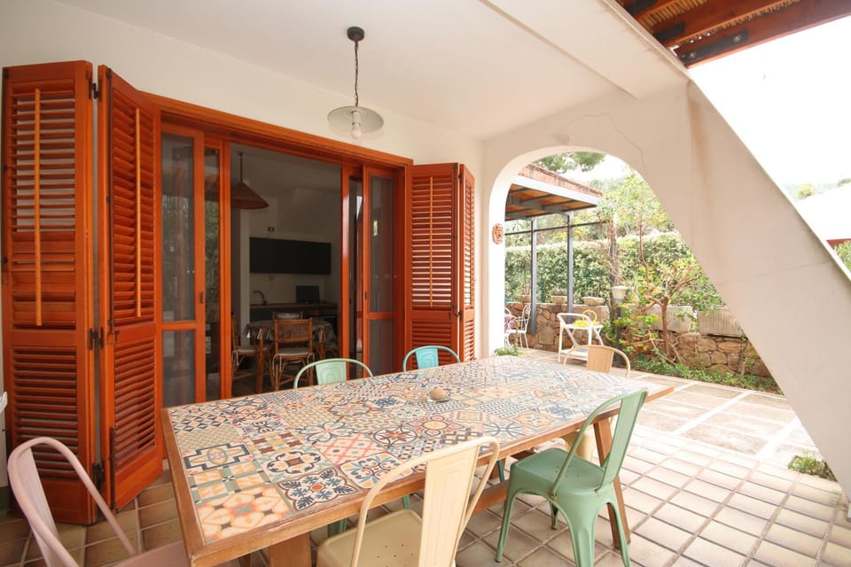 Patio, Day, Dining area