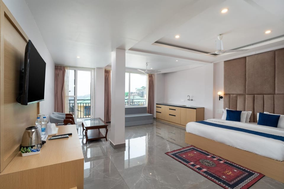 Bed, TV and multimedia, Photo of the whole room, Seating area, Evening entertainment