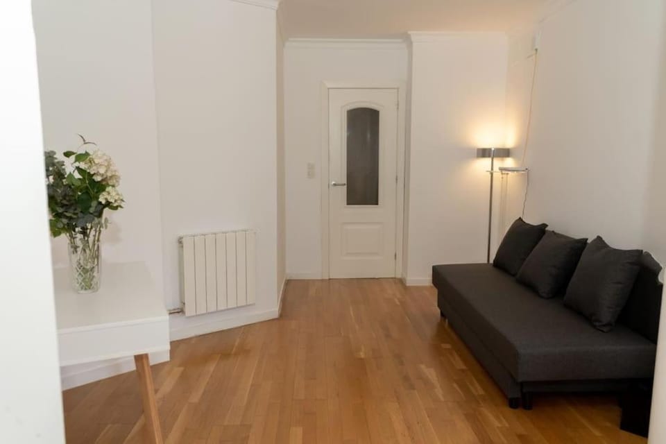Living room, Seating area, Bedroom, internet