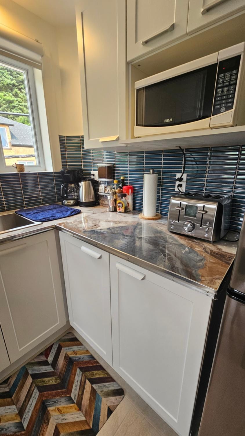 Kitchen or kitchenette, microwave, kitchen