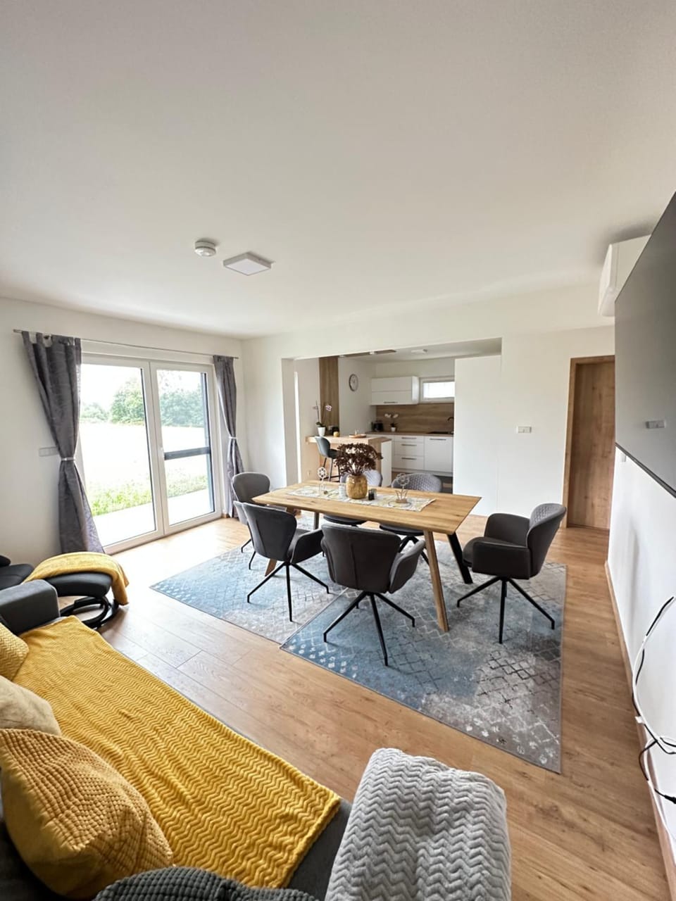 Kitchen or kitchenette, Living room, Seating area, Dining area