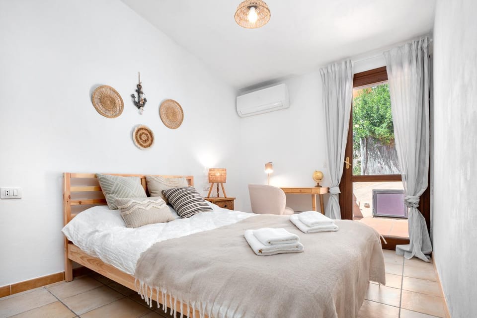 Bed, Photo of the whole room, Bedroom, air conditioner