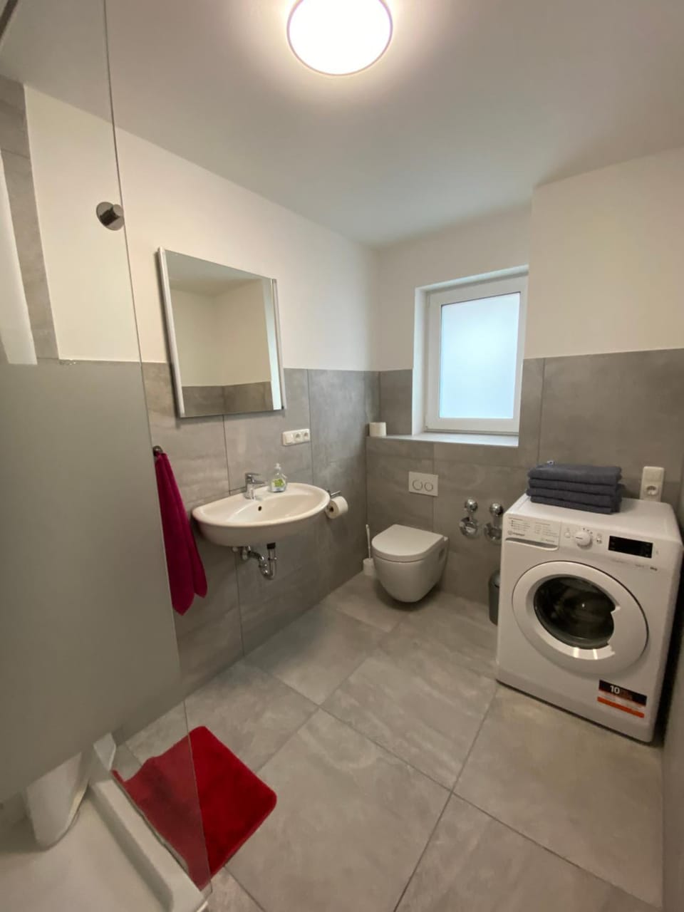 Toilet, Bathroom, towels, washing machine