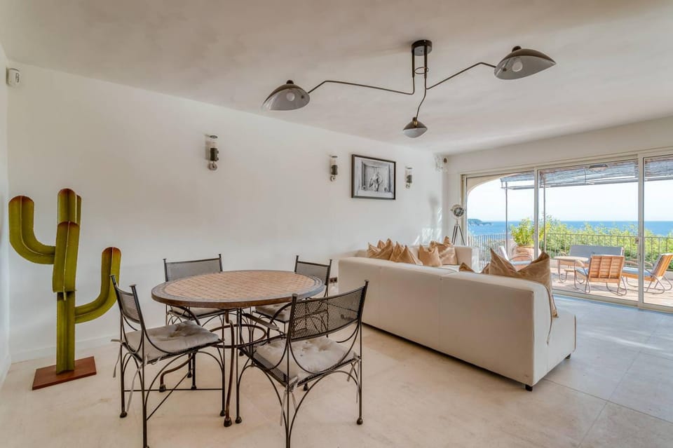 Natural landscape, Living room, Seating area, Dining area