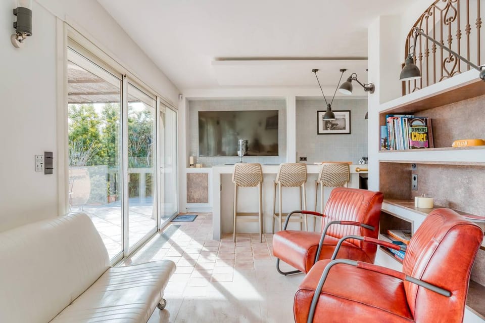 Library, TV and multimedia, Living room, Seating area, air conditioner