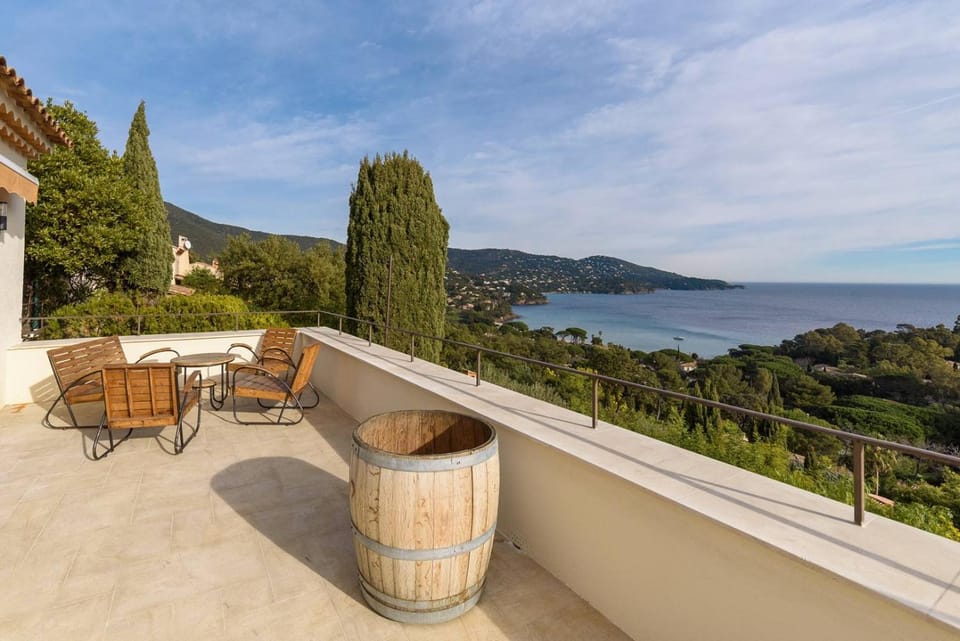 Patio, Nearby landmark, Day, Natural landscape, View (from property/room), Balcony/Terrace, Balcony/Terrace, Living room, Seating area, Mountain view, Sea view