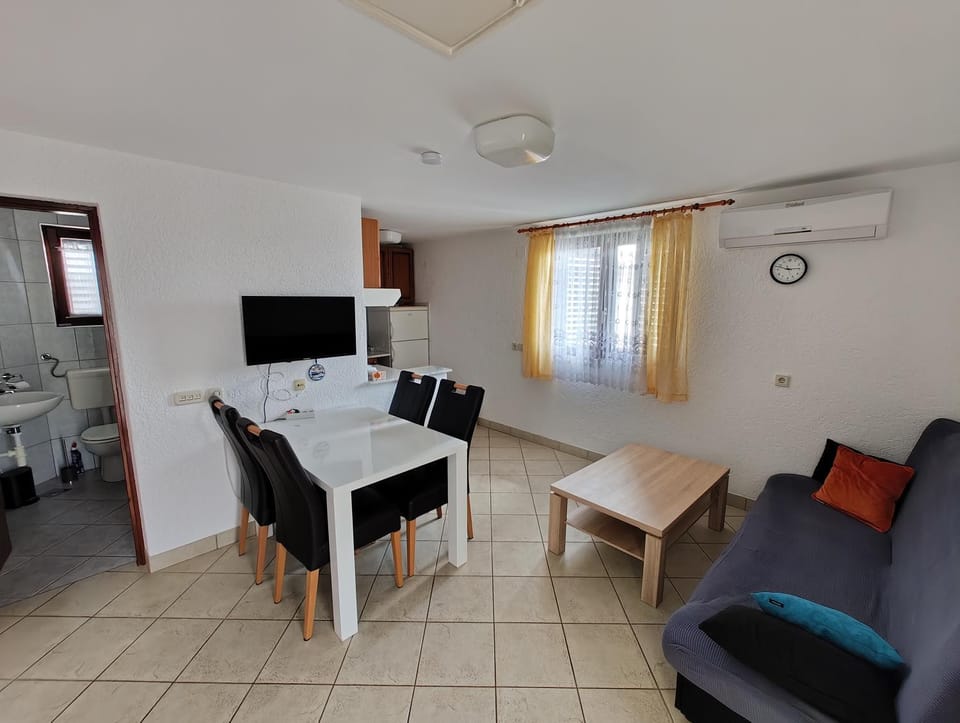 TV and multimedia, Living room, Seating area, Dining area, air conditioner