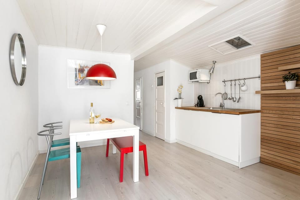 Kitchen or kitchenette, Dining area, minibar, stove